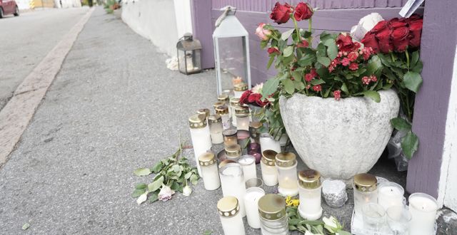 Blommor har lämnats för att hedra offren i Kongsberg.  Terje Pedersen / TT NYHETSBYRÅN