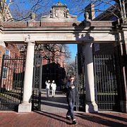 Entrén till campus på Harvard.