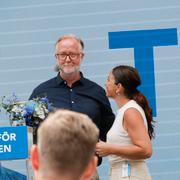 Johan Pehrson (L) blir gratulerad av Gulan Avci, partisekreterare, efter sitt tal.