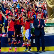 Här lyfter Spanien VM-pokalen. Donald Trump står kvar vid lagets sida, trots Gianni Infantinos försök att få honom ur bild.