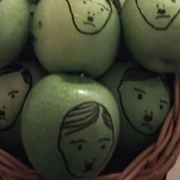 En korg med ditmålade Hitleransikten placerades utanför Johan Forssells hem.