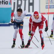 Ryssen Alexander Bulshonovs stav går av i spurtstriden med Norges Johannes Kläbo följda av Emil Iversen.