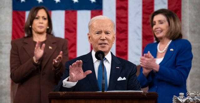 Joe Biden. I bakgrunden vicepresident Kamala Harris och talmannen Nancy Pelosi.  Saul Loeb / AP