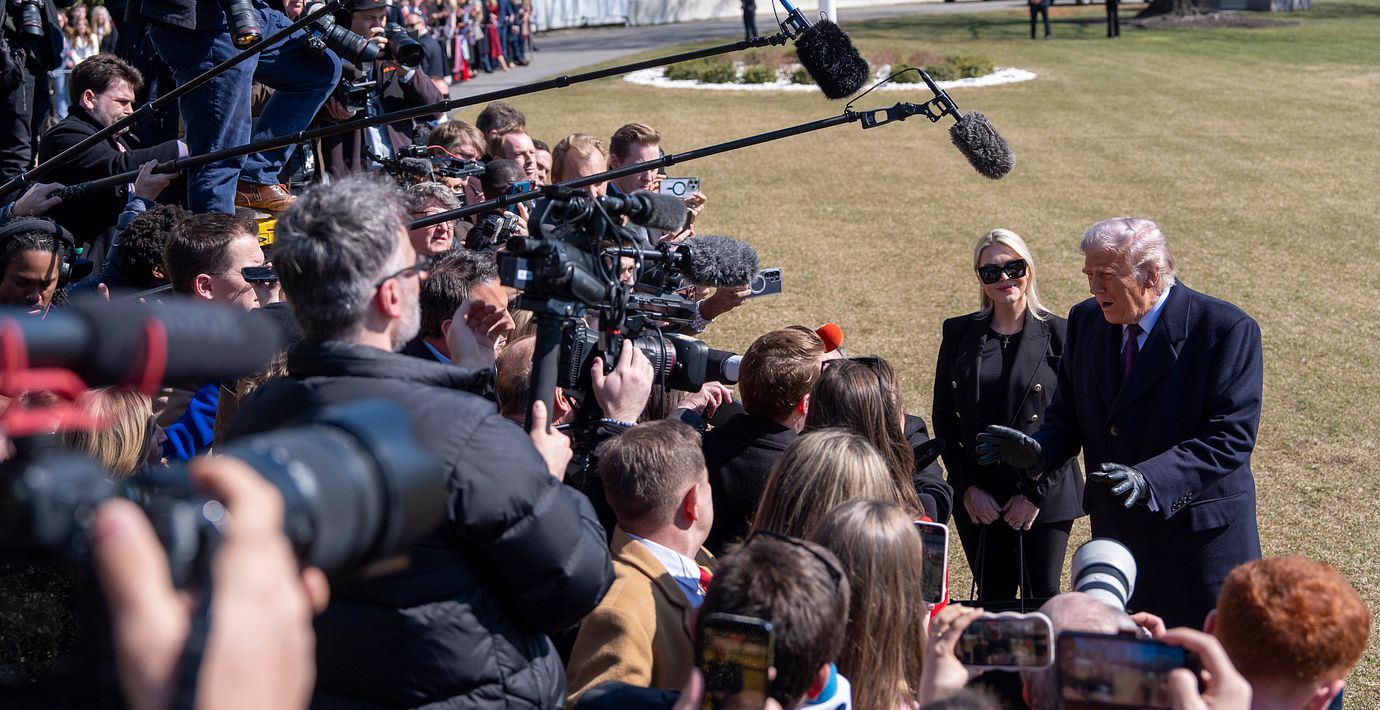 Donald Trump håller presskonferens utanför Vita huset på fredagen.