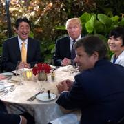 Donald Trump och Shinzo Abe deltar i en middag på Mar-a-Lago.