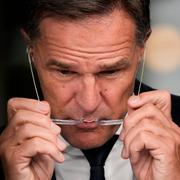 Mark Rutte sätter på sig glasögonen inför intervjun i Fox News.