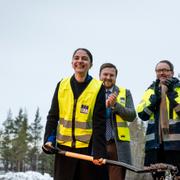 Klimat- och miljöminister Romina Pourmokhtari (L) var på plats vid Forsmarks kärnkraftverk när det första spadtaget till slutförvaret togs. 