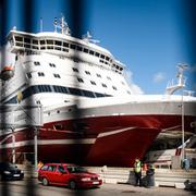 Resenärer vid Viking Line terminal på Stadsgården i Stockholm. Fartyget M/S Gabriella ses i bakgrunden. Arkivbild.