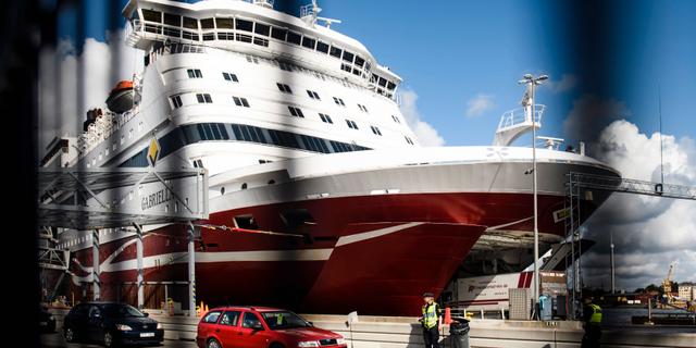 Resenärer vid Viking Line terminal på Stadsgården i Stockholm. Fartyget M/S Gabriella ses i bakgrunden. Arkivbild. Erik Simander/TT / TT NYHETSBYRÅN