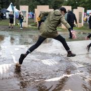 Besökare hoppar för att klara sig undan gyttjan i Slottsskogen.