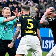 AIK:s Alexander Milosević och John Guidetti protesterar mot domaren Fredrik Klitte efter en utebliven straff.