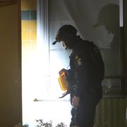 Polis på plats vid den drabbade fastigheten på torsdagsmorgonen. 