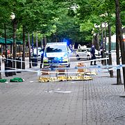 Polisen arbetar på mordplatsen.