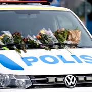 Blommor på polisbil efter mordet/pressträff i samband med åtal. 