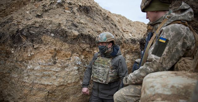 Ukrainas president Volodymyr Zelenskyy besöker militärer i östra Ukraina. TT NYHETSBYRÅN