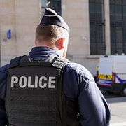 Polis på plats vid Bank of America-kontoret i Paris.