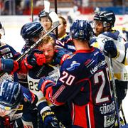 Linköpings Niklas Persson (23) i slagsmål med HV71-spelare inför åttondelsfinalen (2 i bäst av 3) i SHL mellan Linköping HC och HV71 på Saab Arena. 