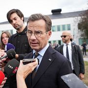 Statsminister Ulf Kristersson (M) pratar med journalister då han besöker minnesplatsen i Fagersta dagen efter att en 17-årig flicka dödats och flera andra skadats av en man med svärd i Brinellskolan. 