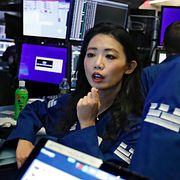 Arkivbild. Investerare på Wall Street.