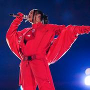 Rihanna uppträder under Super Bowl och visar upp sin babykula.  