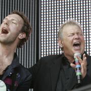 John Farnham tillsammans med Coldplay-sångaren Chris Martin 2009. 