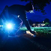 Fagerstabor lämnar blommor och ljus utanför Brinellskolan på fredagskvällen