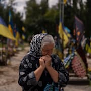 En mamma till en ukrainsk soldat sörjer i Kyiv. Bild från 2023. 