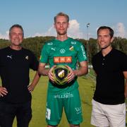 Målvakten Pontus Dahlberg, här med sportchef Sonny Karlsson och assisterande sportchef Martin Ericsson.