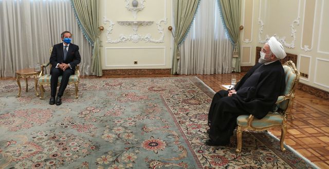 IAEA:s Rafael Mariano Grossi i ett möte med Irans president Hassan Rouhani i augusti förra året.  TT NYHETSBYRÅN