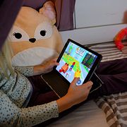 Ett barn spelar Roblox på en iPad.