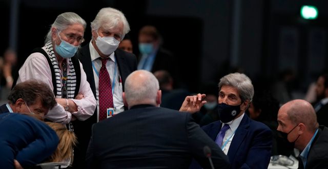 Diskussioner i Glasgow. USA:s utsände John Kerry i mitten.  Alastair Grant / TT NYHETSBYRÅN
