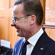 Vänsterpartiets partiledare Nooshi Dadgostar och Moderaternas partiledare Ulf Kristersson.