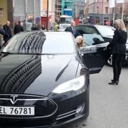 Arkivbild på när Norges kronprins Haakon och kronprinsessan Mette-Marit kliver ur en Tesla.