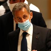 Nicolas Sarkozy anländer till rätten under måndagen. 