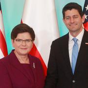 Polens premiärminister Beata Szydlo välkomnar Representanthusets talesman Paul Ryan i april 2017. 