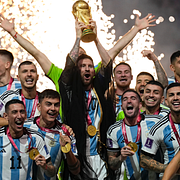 Världsmästarna från 2022 Argentina samt en bild på svenska stjärnorna Viktor Gyökeres och Victor Nilsson Lindelöf.