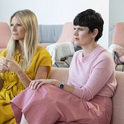 Gwyneth Paltrow och Elise Loehnen i tv-serien.
