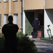 Polisen vid flerfamiljshuset i Hageby efter mordet den 3 juni.