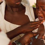 Arkivbild. Ett litet barn vaccineras mot gula febern.