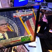 Illustrationsbild. Trader och Fed-chefen Powell.