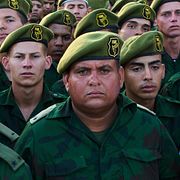 Personer ur den kubanska armén demonstrerar till stöd för ex-presidenten  Raúl Castro framför den amerikanska ambassaden i Havanna i maj, efter att USA åtalat Castro.
