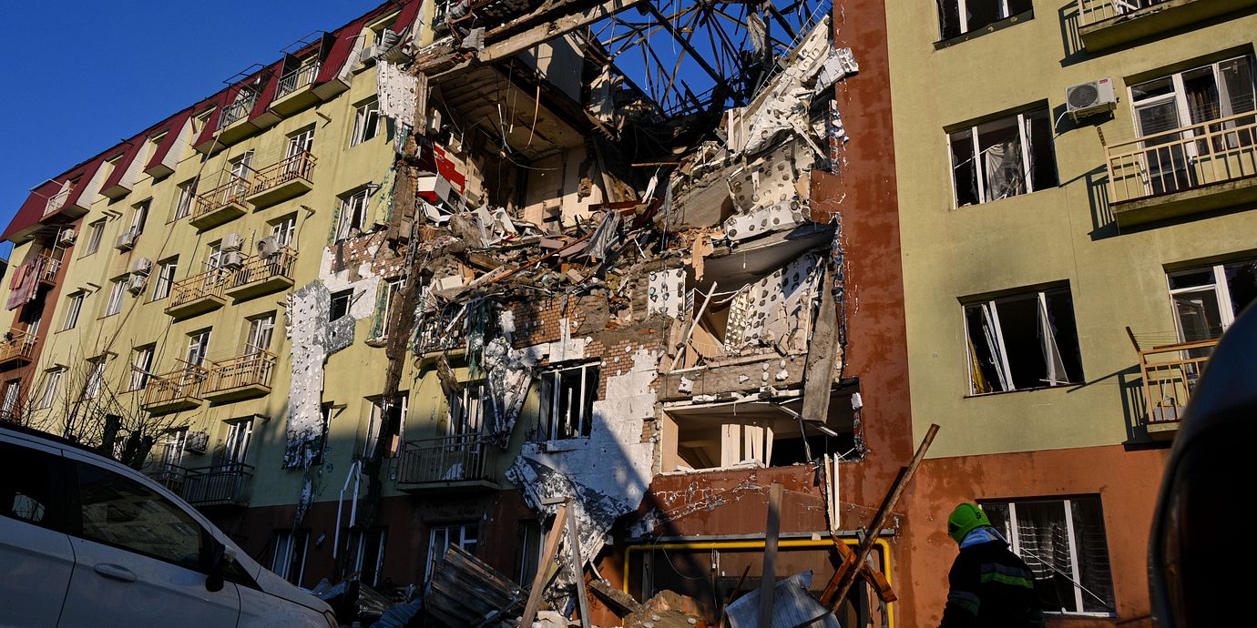Ryssland har attackerat Odessa upprepade gånger under kriget. En bild från den 6 april visar hur ett flerfamiljshus skadats.