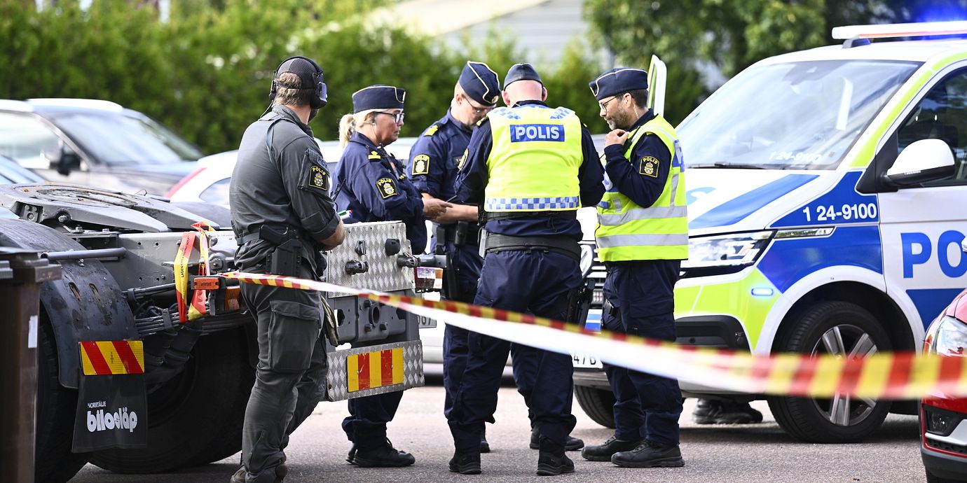 Polis och räddningstjänst på plats vid Brinellskolan. Arkivbild.