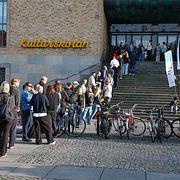 Människor som köar på Medborgarplatsen utanför vallokalen Medborgarhuset för att förtidsrösta i Stockholm på fredagen.