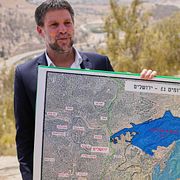 Arkivbild på Bezalel Smotrich som på bilden visar en karta över en olaglig bosättning på Västbanken.