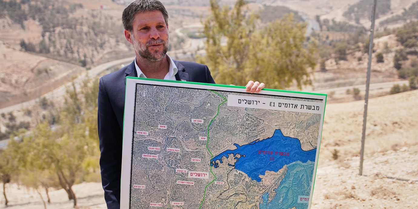 Arkivbild på Bezalel Smotrich som på bilden visar en karta över en olaglig bosättning på Västbanken.