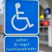 Annorlunda text på en handikapparkering i Markaryd.