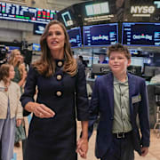 Skådespelaren Jennifer Garner, tillsammans med sonen Sam Affleck, när hon tog sitt barnmatsföretag Once Upon A Farm till NYSE-börsen i början av februari.