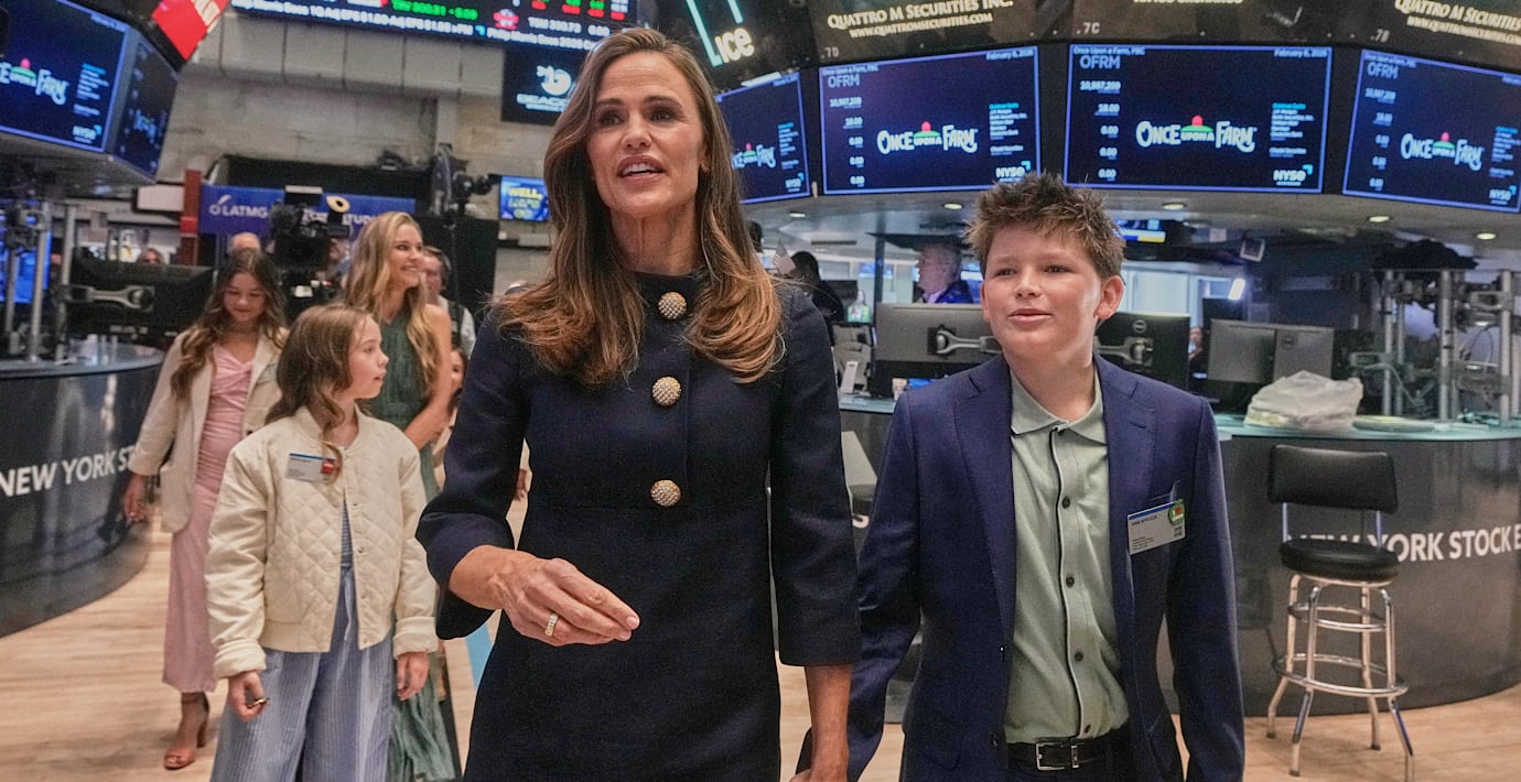 Skådespelaren Jennifer Garner, tillsammans med sonen Sam Affleck, när hon tog sitt barnmatsföretag Once Upon A Farm till NYSE-börsen i början av februari.