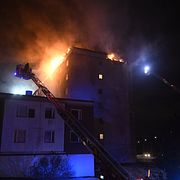 Boende i ett sjuvåningshus i Rinkeby i västra Stockholm har evakuerats från sina bostäder då en fullt utvecklad brand härjar på husets vind.